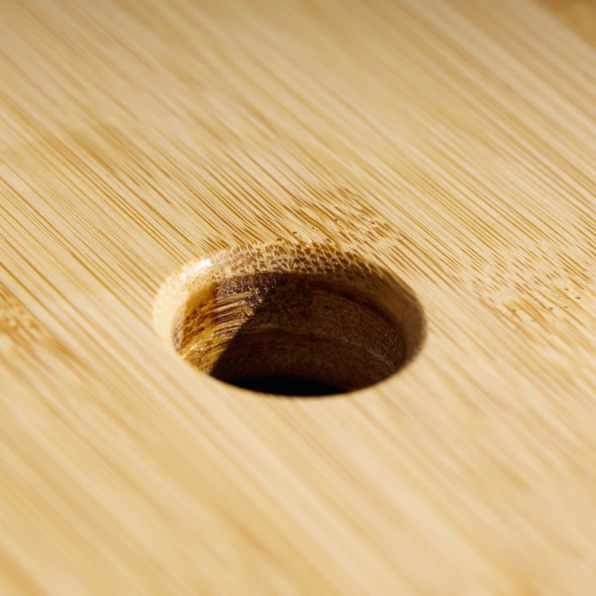 Das integrierte Griffloch ermöglicht dir, deine Matti Wood einfach mit einem Finger anzuheben – reduziert im Design und durchdacht im Alltag.