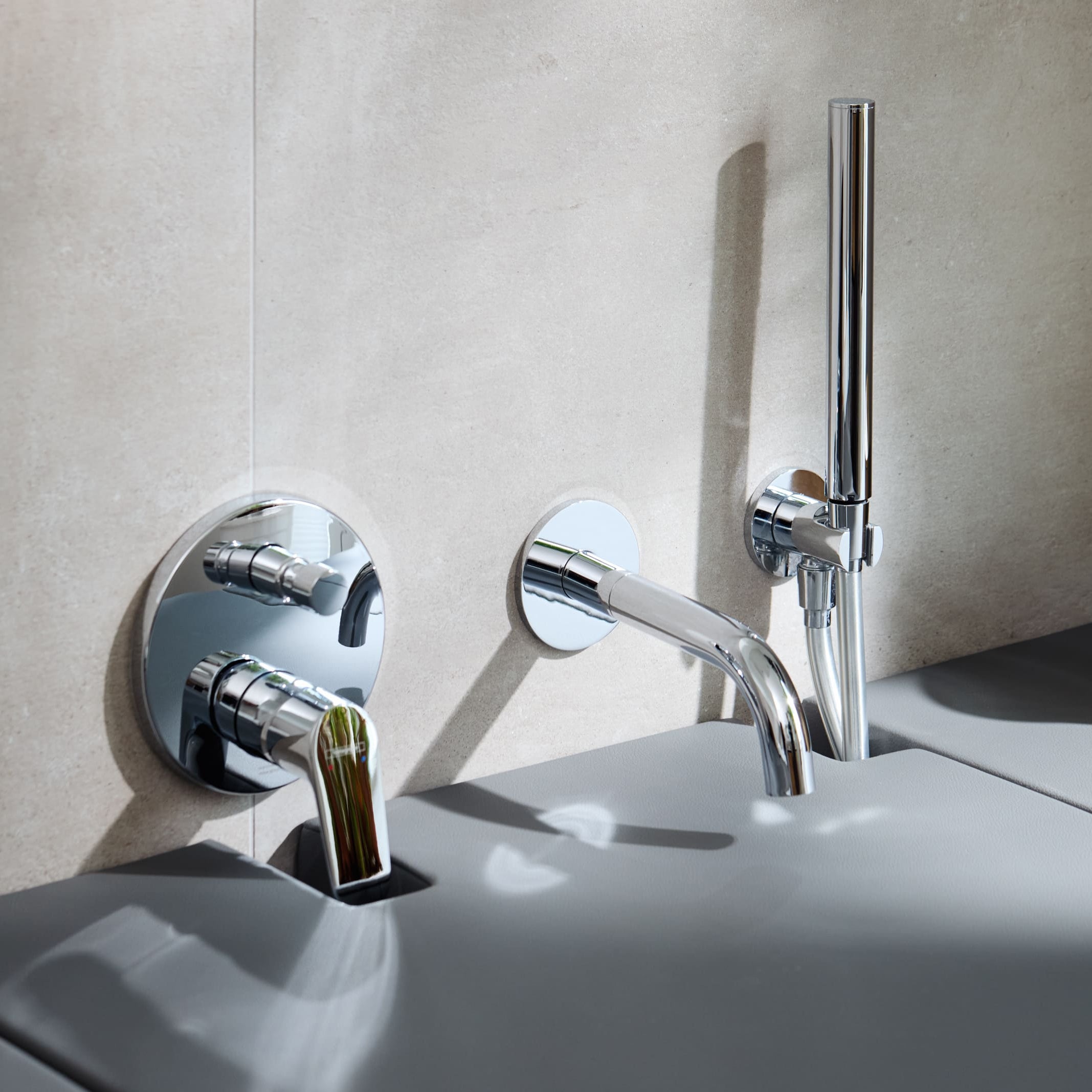Jede Matti wird individuell gefertigt – mit exakt platzierten Ausschnitten fuer Armatur und Schlauch, abgestimmt auf deine Badewanne.