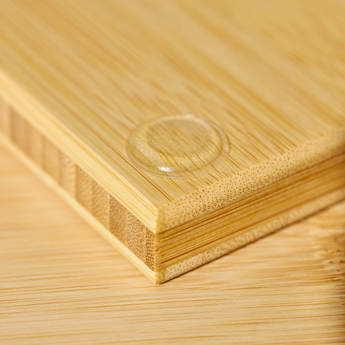 Der Sicherheitsstopper aus Vollgummi ist dezent unter der Matti Wood platziert und verhindert ein Verrutschen – für noch mehr Stabilität im Alltag.