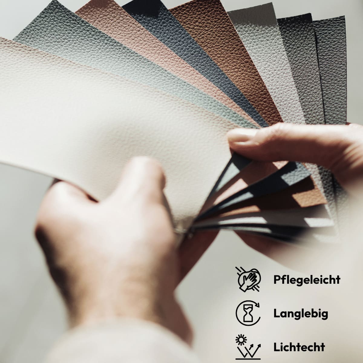 Eine Person hält eine Auswahl von acht Farbmusterstücken in der Hand, die aus hochwertigem Material bestehen. Diese Farben gehören zu den Optionen, die in der kostenlosen Musterbox erhältlich sind. Die Palette reicht von warmen Erdtönen bis zu kühlen, neutralen Schattierungen, ideal für die individuelle Gestaltung von Badewannenabdeckungen bzw. Abdeckung Badewanne und anderen Wohnaccessoires.
