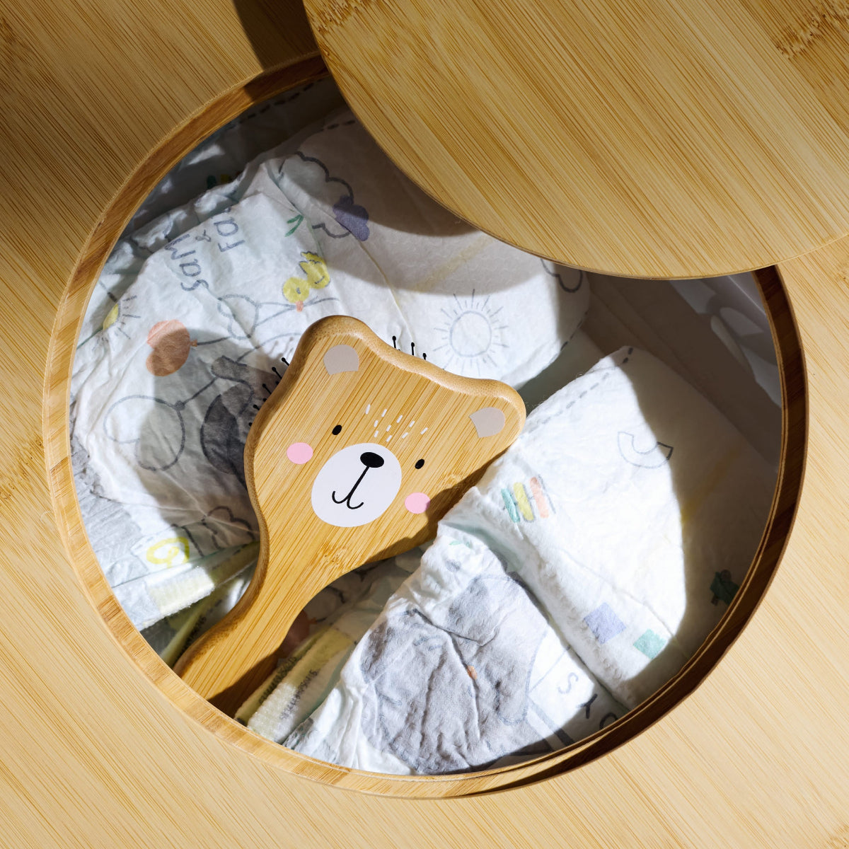 Durch den Einwurf mit Deckel verstaust du Pflegeprodukte, Handtücher oder dreckige Wäsche direkt in der Wanne – schnell erreichbar und ordentlich verborgen.