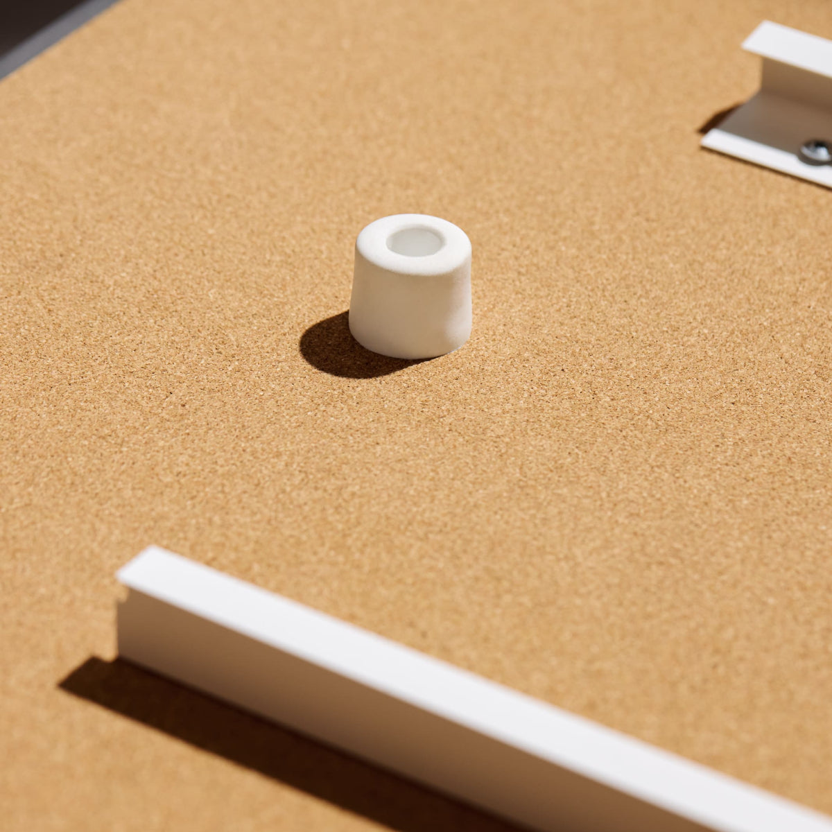 Der Anschlagstopper hält die Box sicher in Position und verhindert ein Verrutschen – für eine ruhige, geführte Nutzung im Alltag.