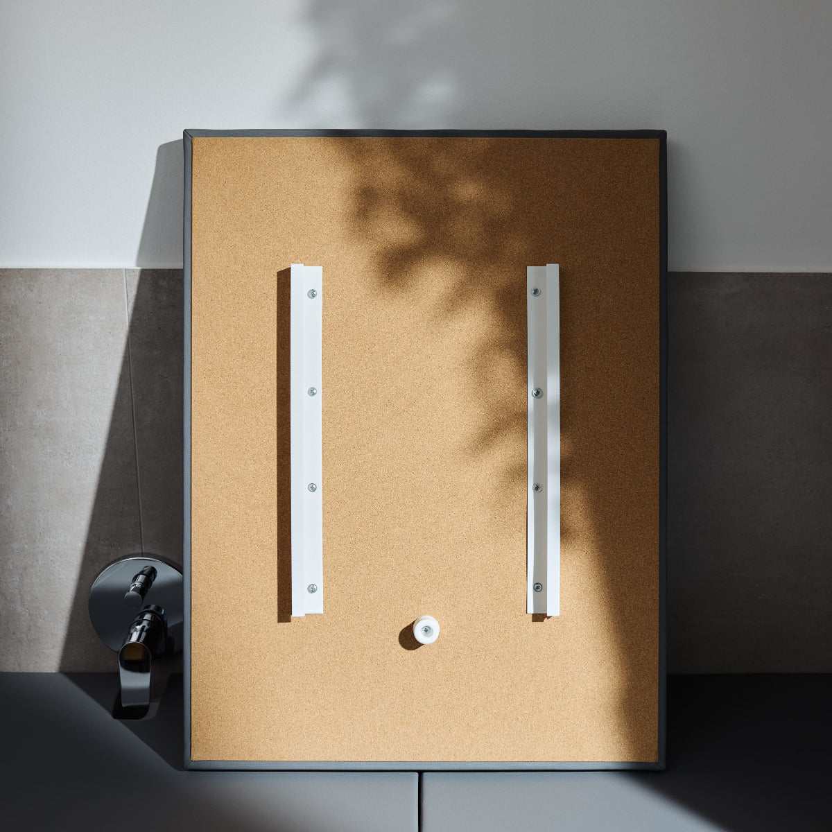 Das Matti Schienensystem schafft Platz für zusätzliche Boxen unter deiner Abdeckung – ideal, um Pflegeprodukte oder Kleinigkeiten ordentlich zu verstauen.