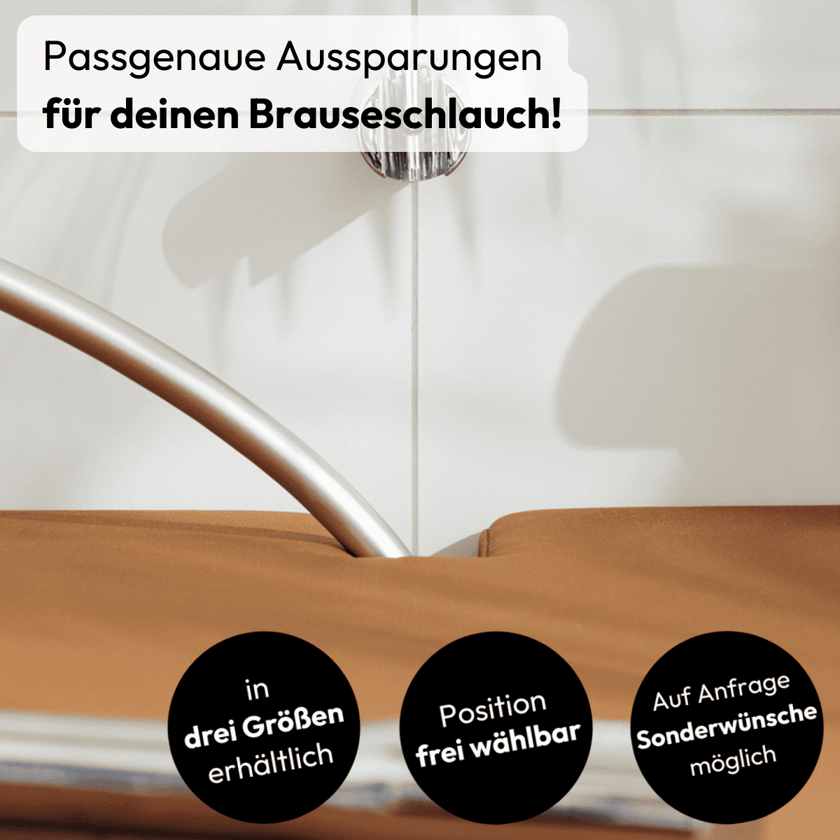Detaillierte Ansicht einer Aussparung an einer Matti Badewannenabdeckung bzw. Abdeckung Badewanne in der Farbe cognac von hejdeck. Die formschöne Aussparung ermöglicht das durchführen von Brauseschläuchen oder Badarmaturen.